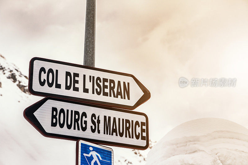 iseran Col de l'Iseran和Bourg Saint Maurice在Val d'Isere的法国路标上指示冬天